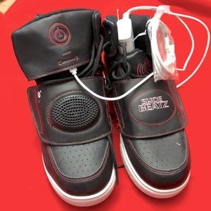 SHOE BEATZ.  BOYS SIZE 5 BLACK